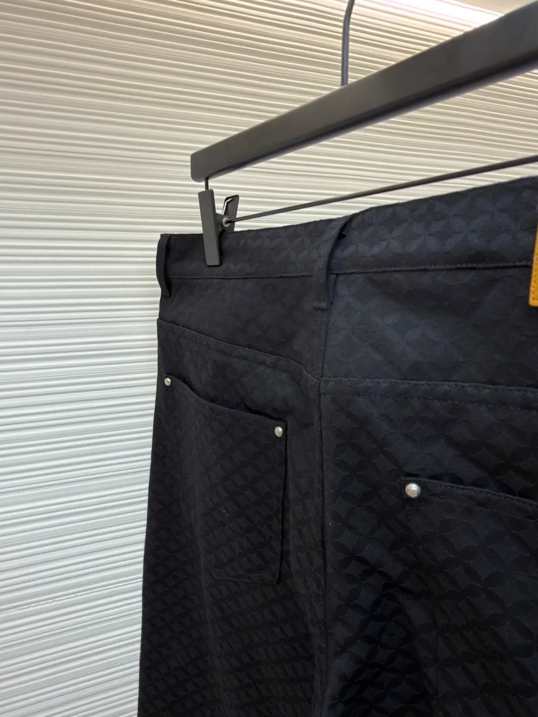 LOUIS VUITTON cotton overalls ●Article number: 1681528-B15 ●Material: cotton jacquard fabric ●Technology: jacquard production ●Color: black ●Version: fitted version ●Weight: about 800 grams ●Size: S-M-L-XL ●Description: This cotton overalls presents the Dandy Monogram jacquard texture from the 2025 autumn and winter show, injecting rich texture into the casual silhouette. The pockets and patchwork of the jeans are rich in details, and the pearlescent buttons illustrate the dandy style. They can be paired with the same jacket to create a casual and elegant look. Body: 100% cotton Lining: 100% cotton All-over logo jacquard Pearlescent button closure at front. Classic 5-pocket denim cut with studded rear label. The overall wiring is straight and delicate, the fabric is comfortable and soft, and the color is consistent without color difference. It can be matched with the same style to create a fashionable look and control various occasions. Customized accessories, complete with three standards, same style for men and women!